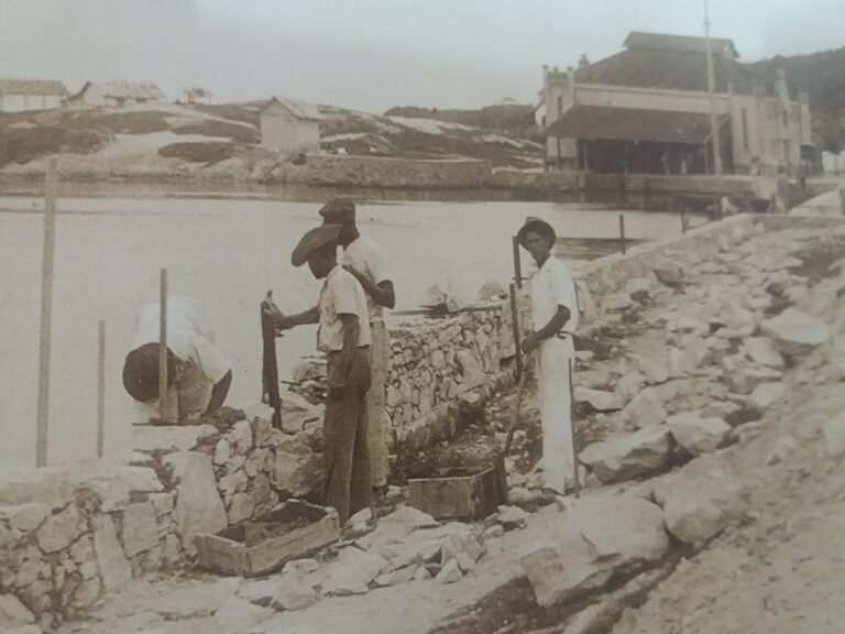 Foto de funcionarios da Prefeitura construindo a balaustrada mureta em 1937  fonte Livro Historia e Memoria Macae Prefeitura Municipal de Macae  2001 768x576