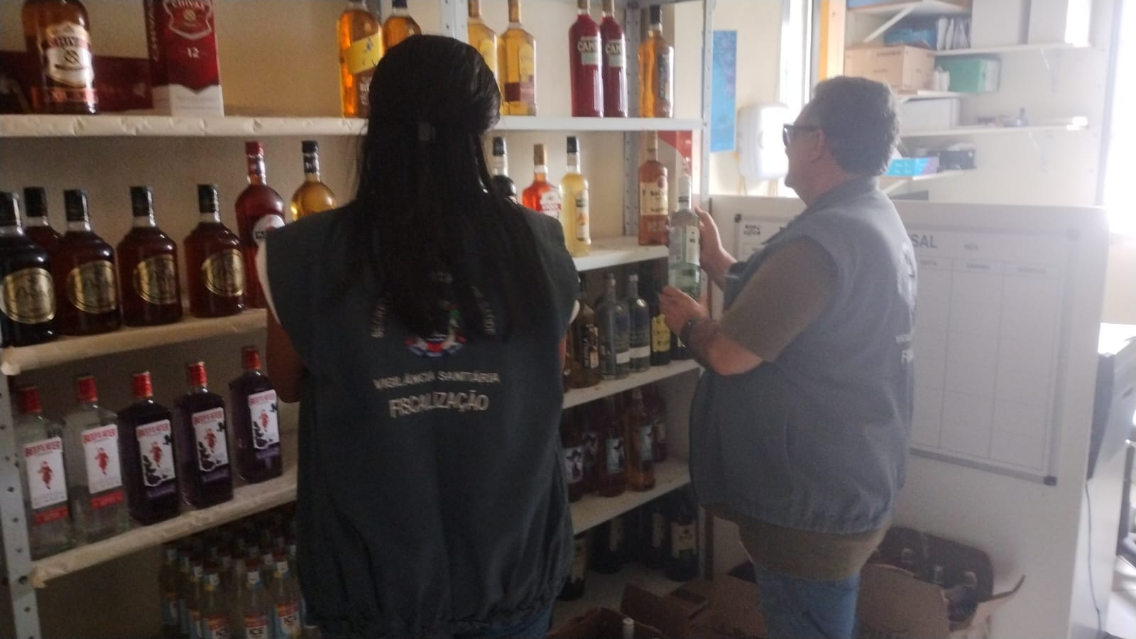 Macaé intensifica fiscalização contra adulteração por metanol em bares e restaurantes