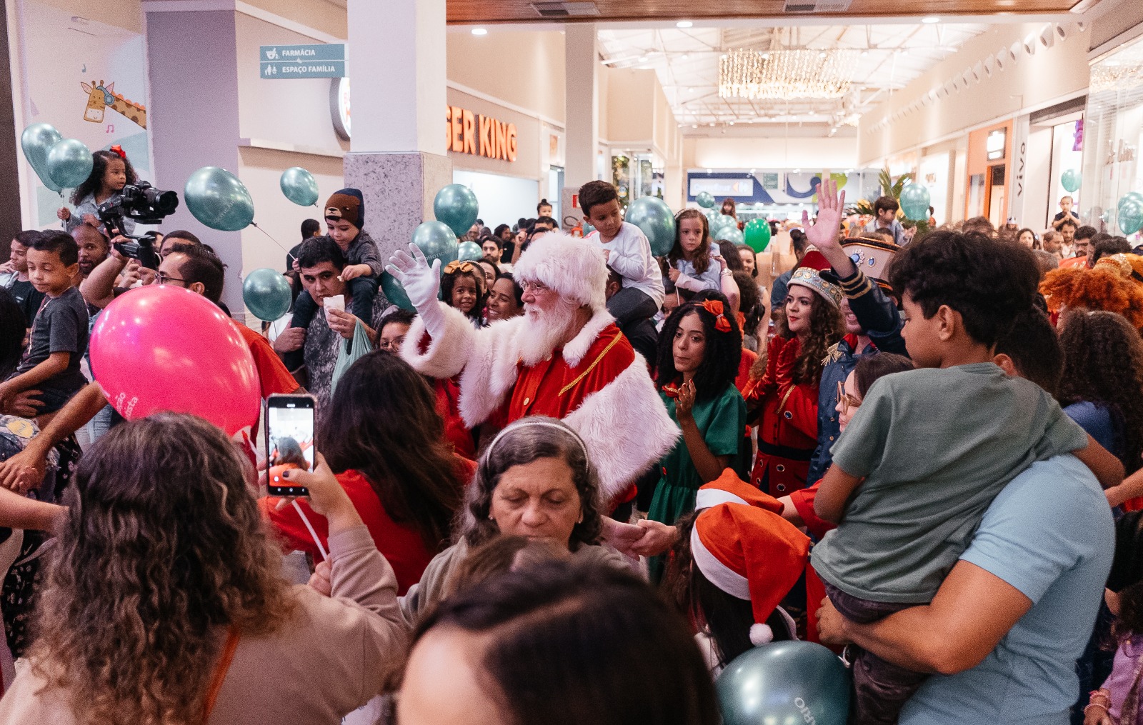 Papai Noel chega ao Shopping Plaza Macaé e dá início à magia do Natal na cidade