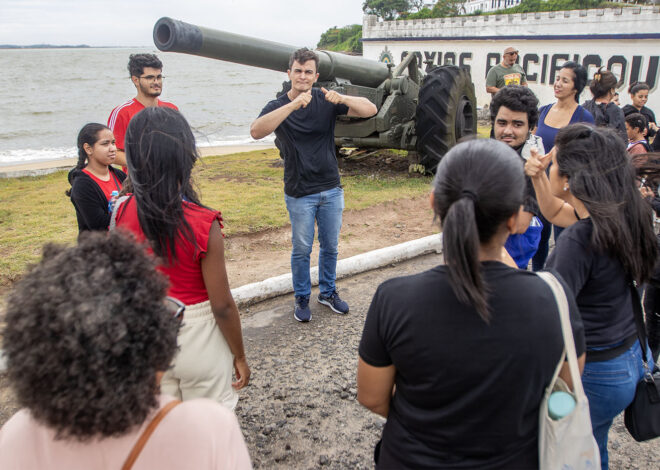 Prefeitura realiza primeiro Walking Tour para surdos com intérprete de Libras
