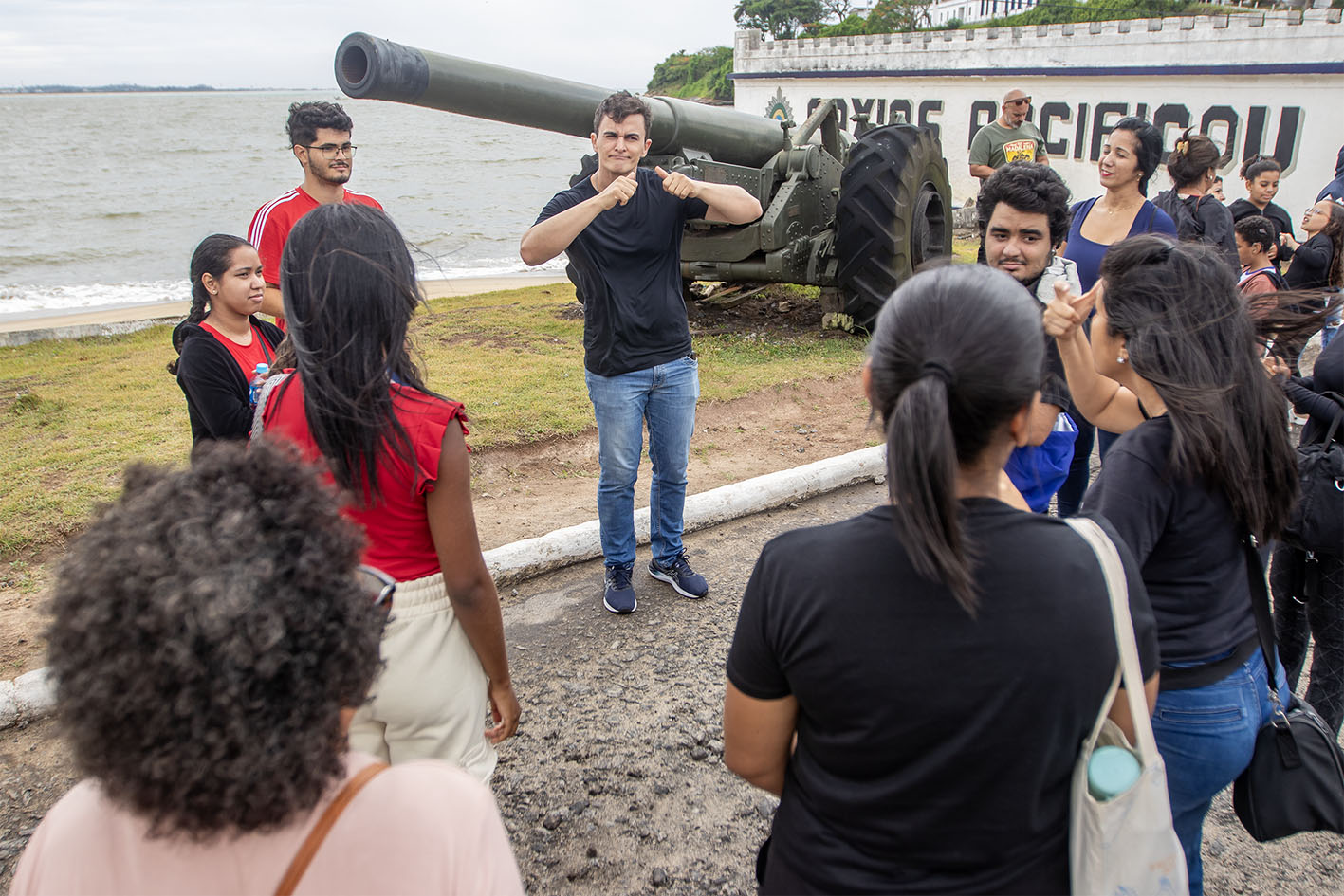 Prefeitura realiza primeiro Walking Tour para surdos com intérprete de Libras