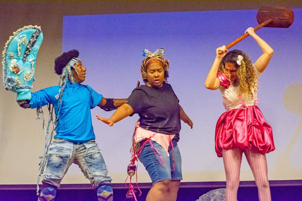 Peça infantojuvenil “O Canto do Lixo” propõe reflexão sobre consumo e meio ambiente em Macaé